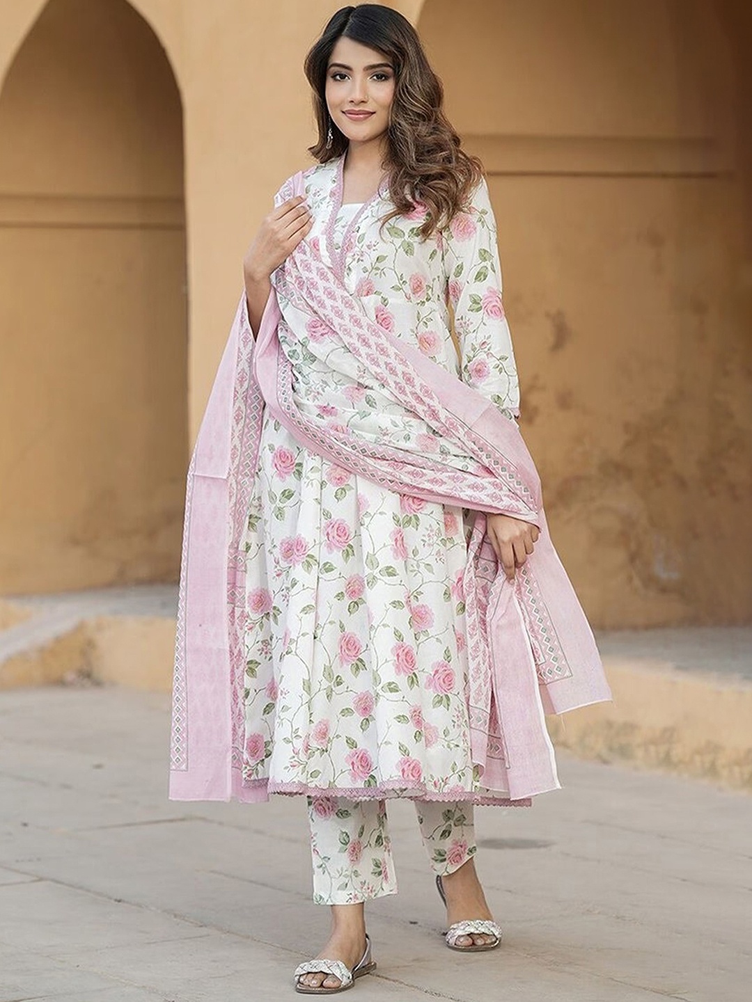 

Ekta Textiles Women Floral Printed Regular Thread Work Kurta with Pyjamas & With Dupatta, Pink