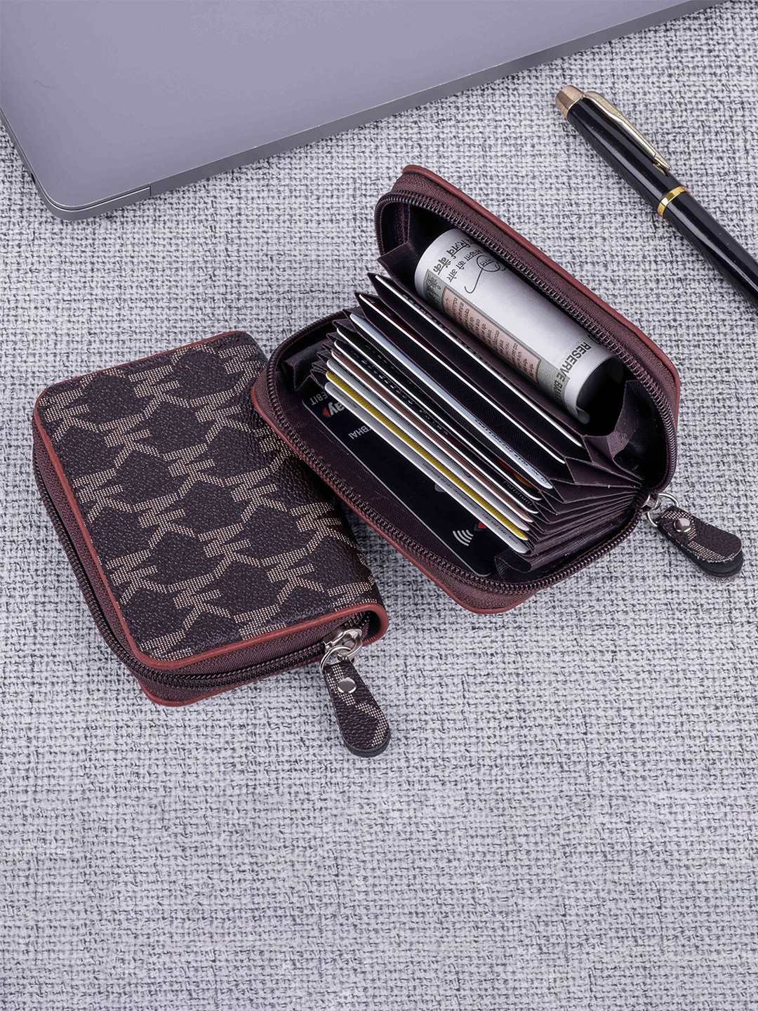 

WATCHSTAR Men Zip Detail Leather Card Holder, Brown