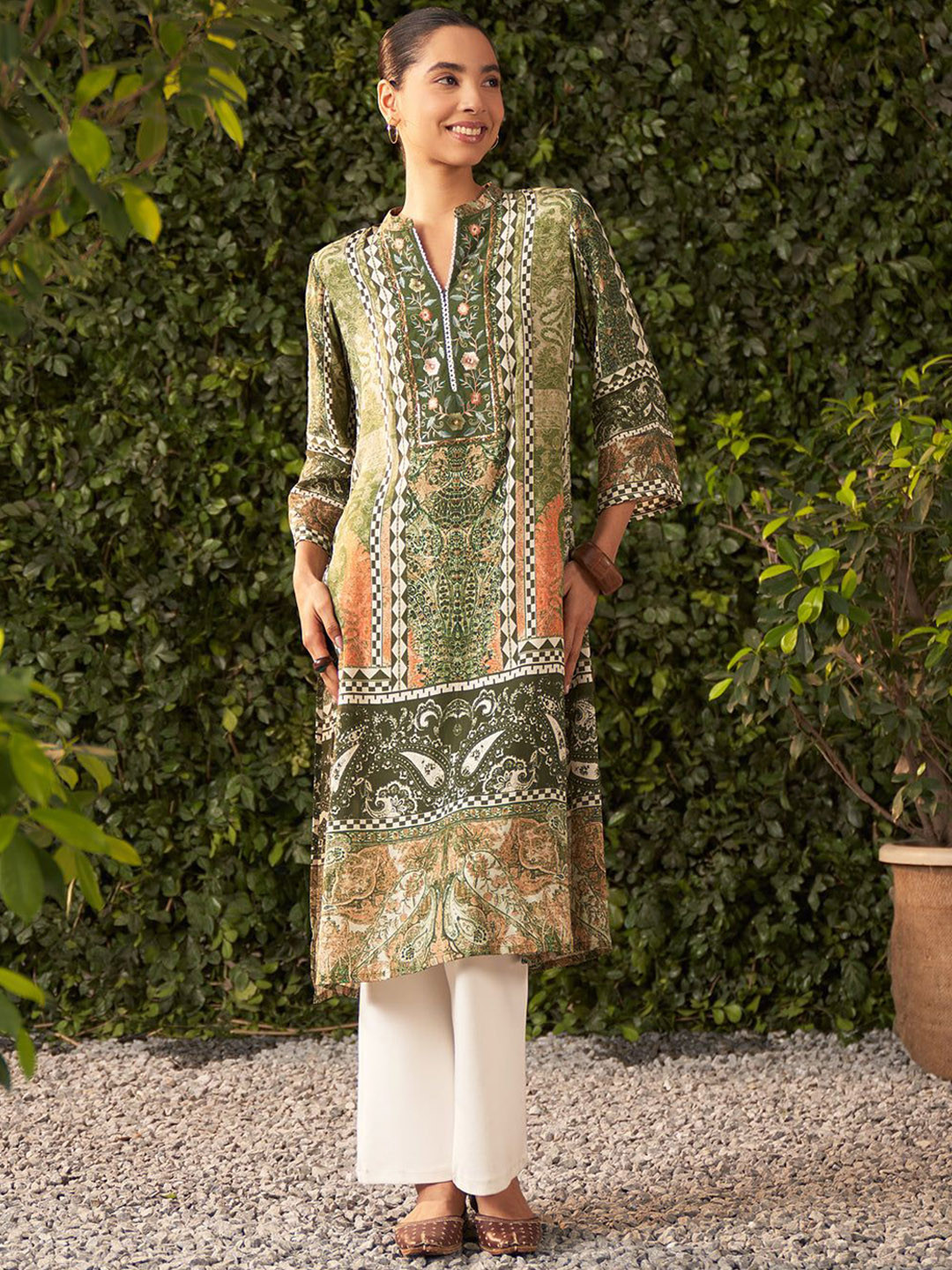 

Lakshita Women Floral Printed Thread Work Kurta, Green