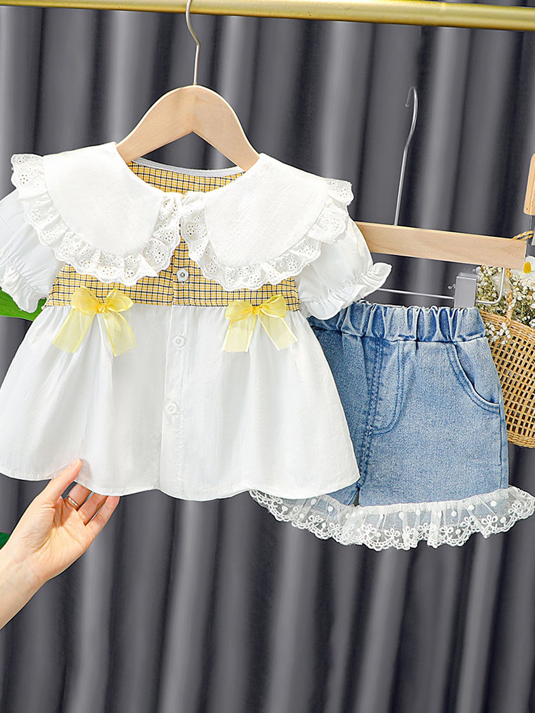 

LULU & SKY Girls Top with Shorts, Yellow