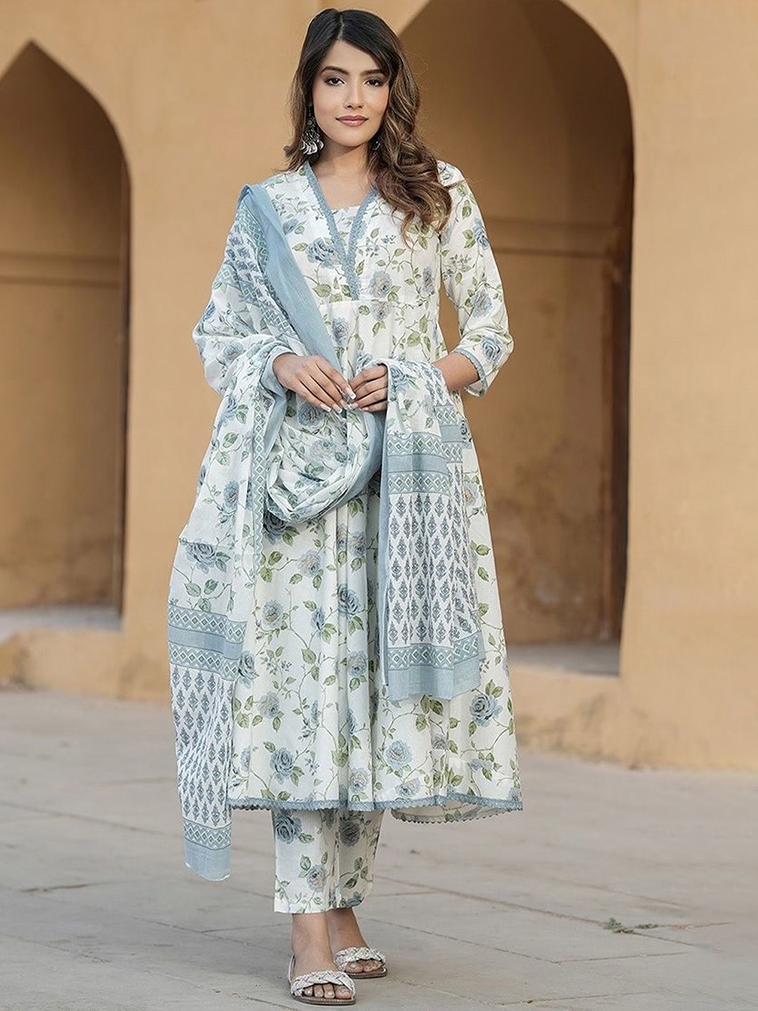 

Ekta Textiles Women Paisley Printed Regular Thread Work Kurta with Pyjamas & With Dupatta, Turquoise blue