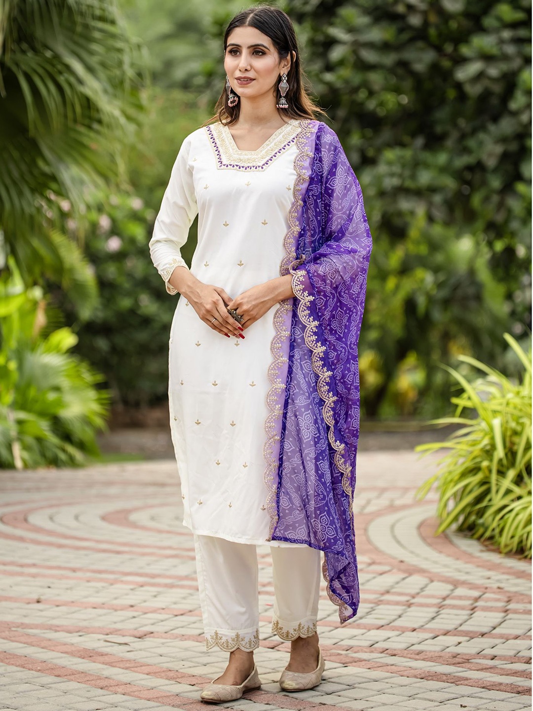 

Ekta Textiles Women Paisley Embroidered Regular Thread Work Kurti with Pyjamas & With Dupatta, White
