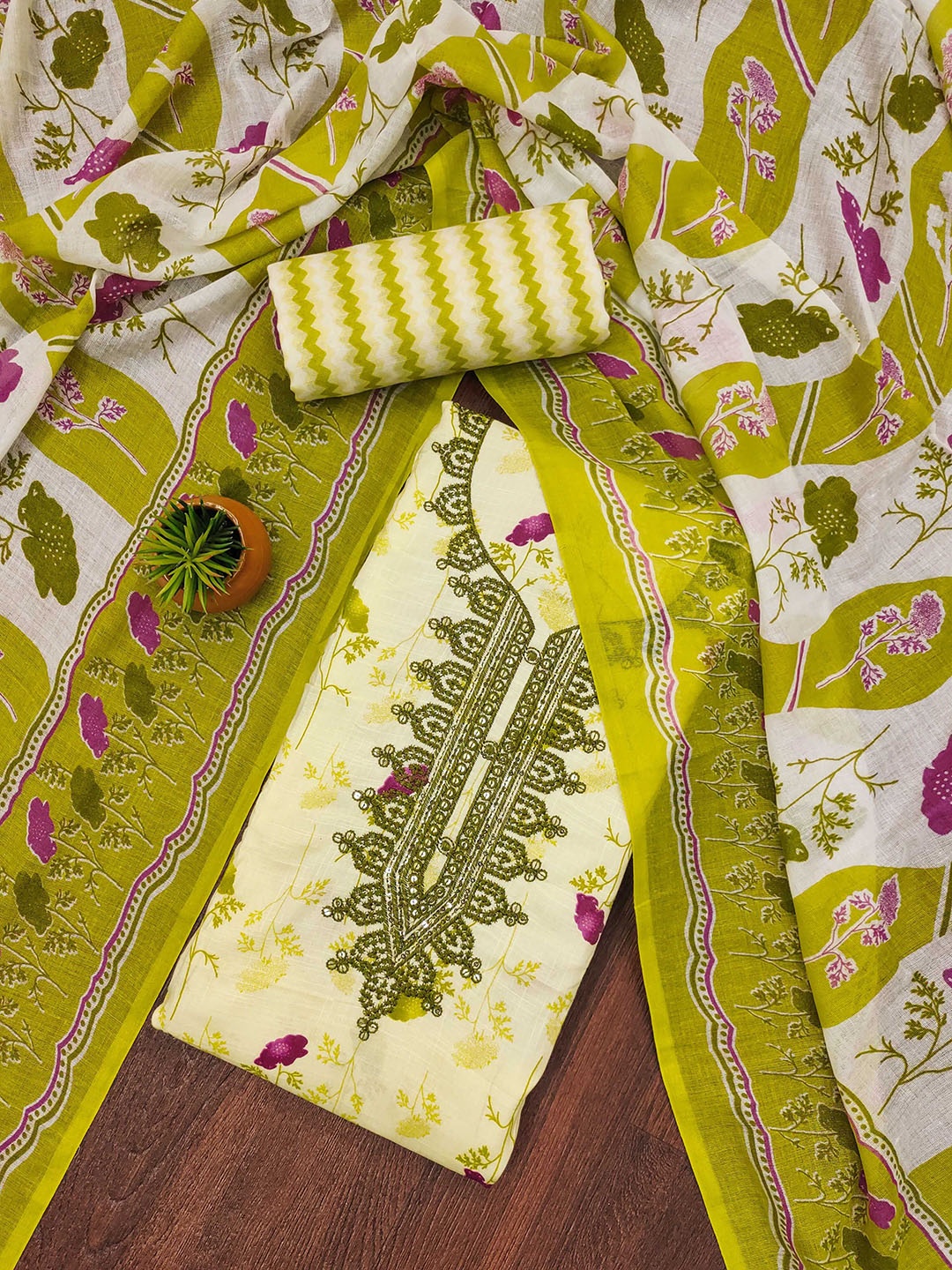 

SHADOW & SAINING Printed Pure Cotton Unstitched Dress Material, Green