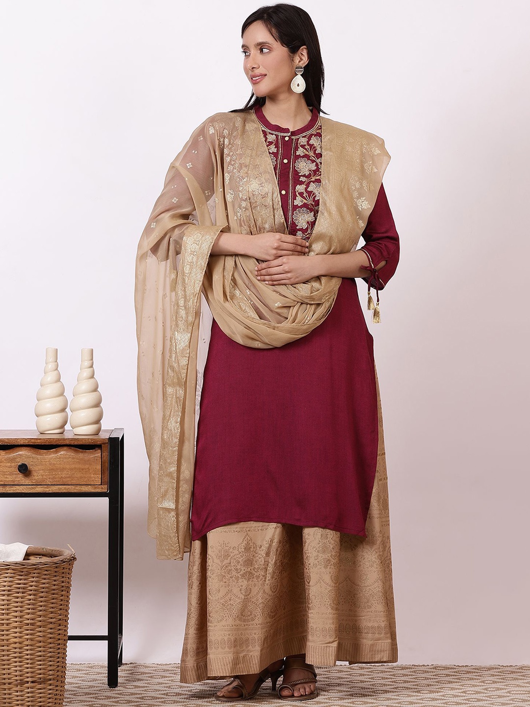 

AURELIA Women Floral Embroidered Regular Kurta with Skirt & With Dupatta, Maroon