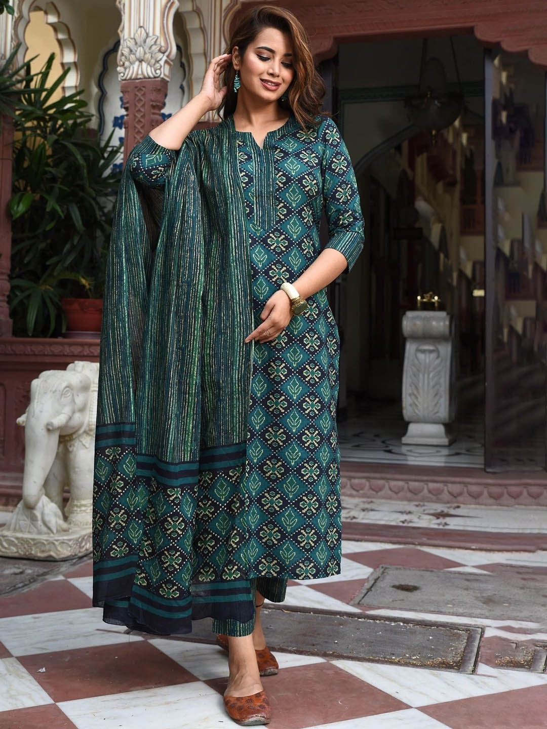 

PMD Fashion Women Printed Regular Kurta with Trousers & With Dupatta, Green