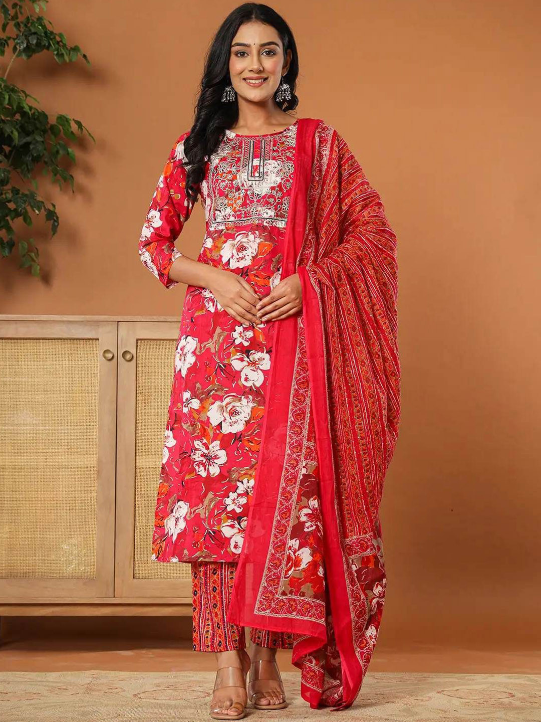 

MissKurti Women Floral Printed Regular Pure Cotton Kurta with Trousers & With Dupatta, Pink