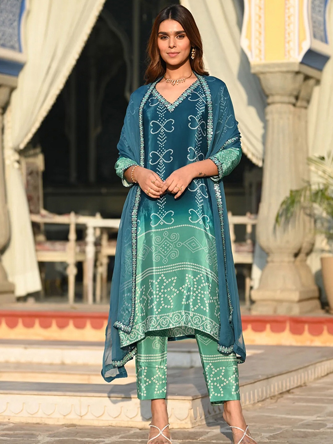 

Ekta Textiles Women Paisley Printed Regular Thread Work Kurti with Pyjamas & With Dupatta, Turquoise blue