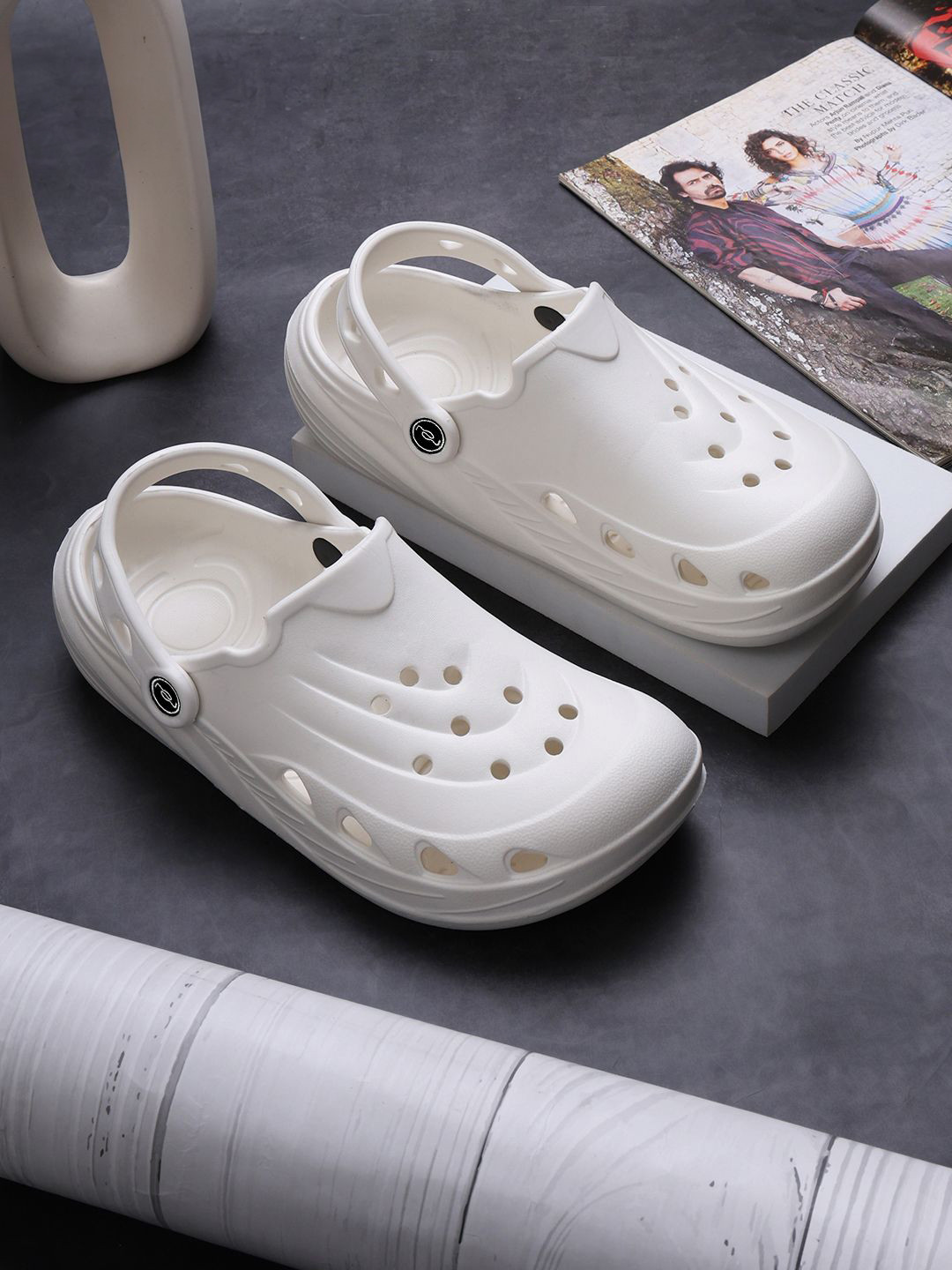 

TOE CANDY Men Self Design Clogs, Off white