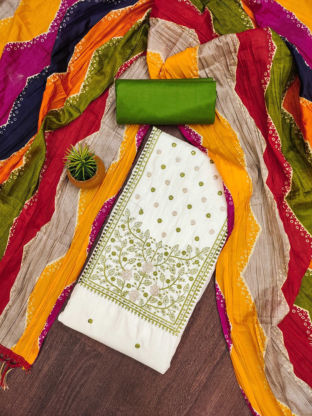 

SHADOW & SAINING Embroidered Unstitched Dress Material, White