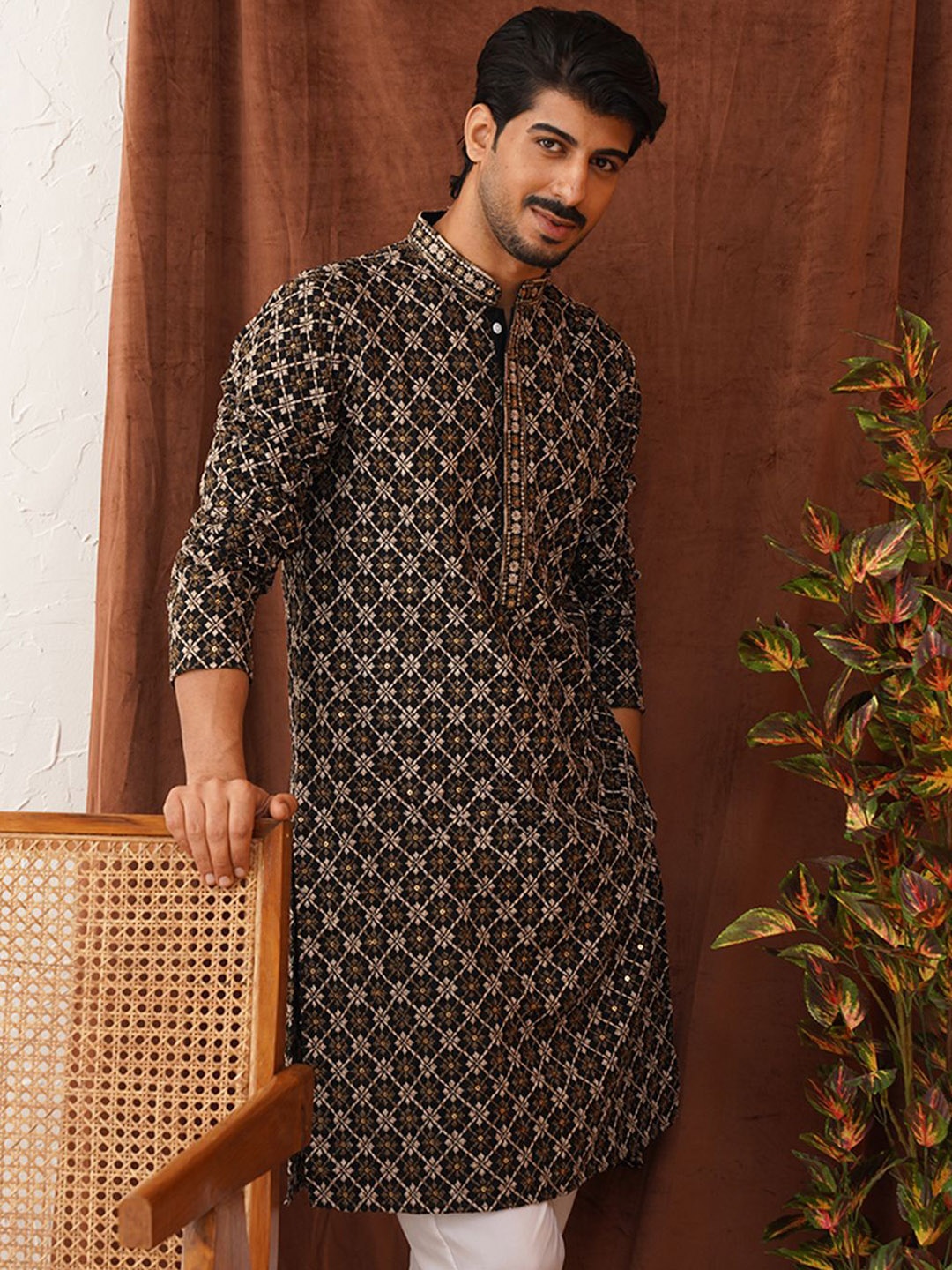

Jompers Men Geometric Embroidered Sequinned Kurta, Black