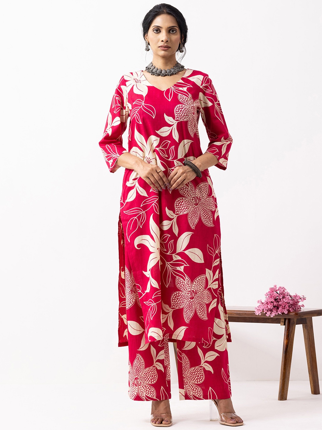 

THE INDIAN CAUSE Women Floral Printed Regular Pure Cotton Kurta with Trousers, Red