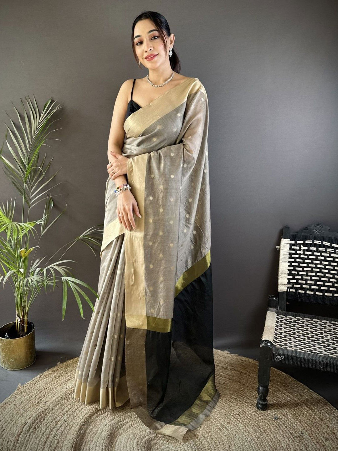 

LeeliPeeri Designer Woven Design Zari Silk Blend Saree, Grey