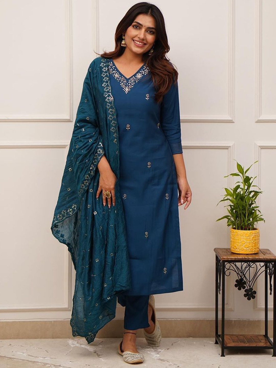 

Mitera Women Floral Embroidered Regular Thread Work Chanderi Silk Kurta with Trousers & With Dupatta, Blue