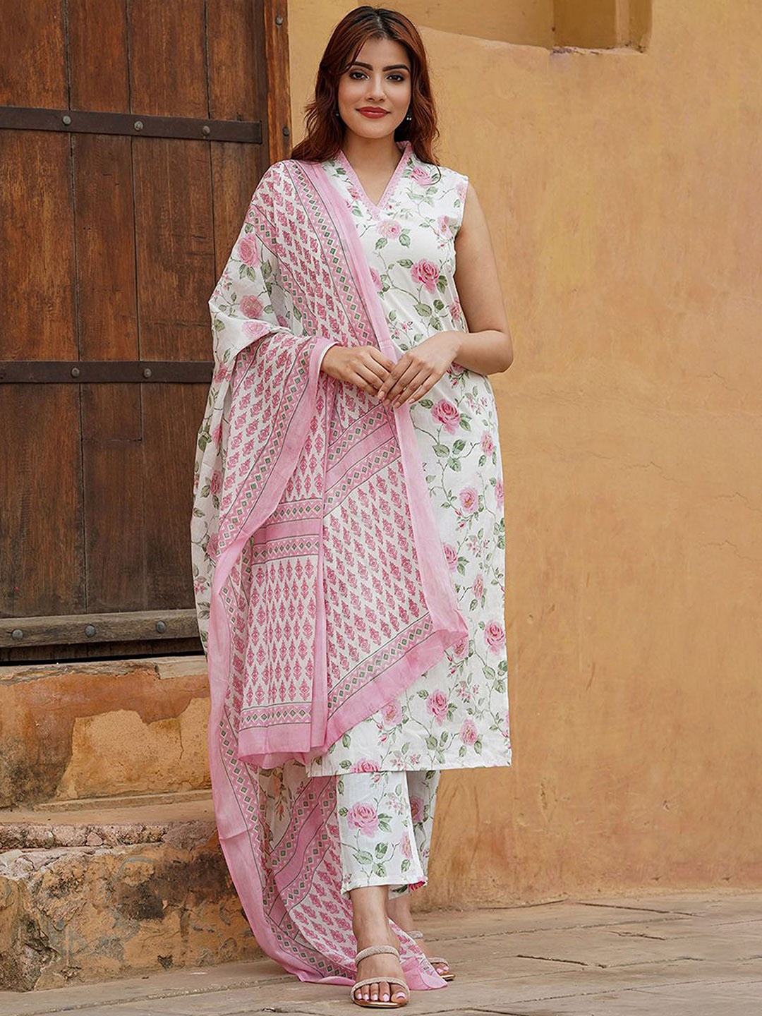 

Divyadham Textiles Women Paisley Printed Regular Thread Work Kurti with Pyjamas & With Dupatta, Pink