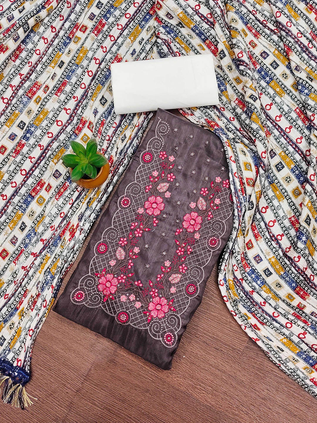 

SHADOW & SAINING Embroidered Unstitched Dress Material, Grey