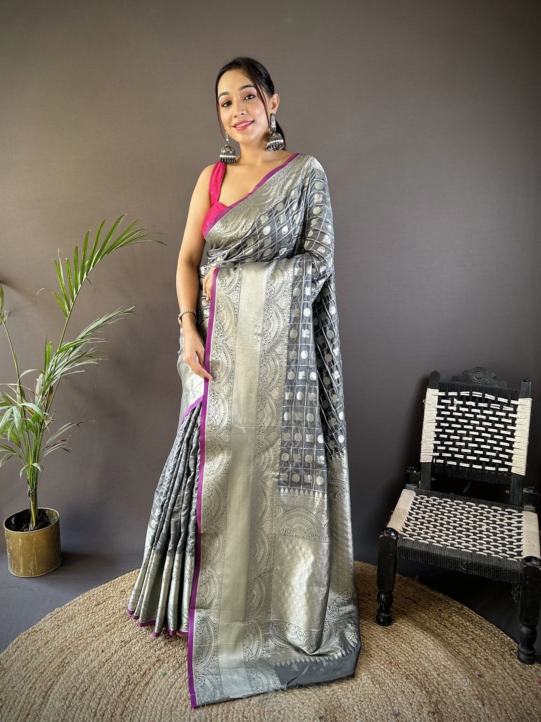 

LeeliPeeri Designer Checked Zari Silk Blend Designer Saree, Grey