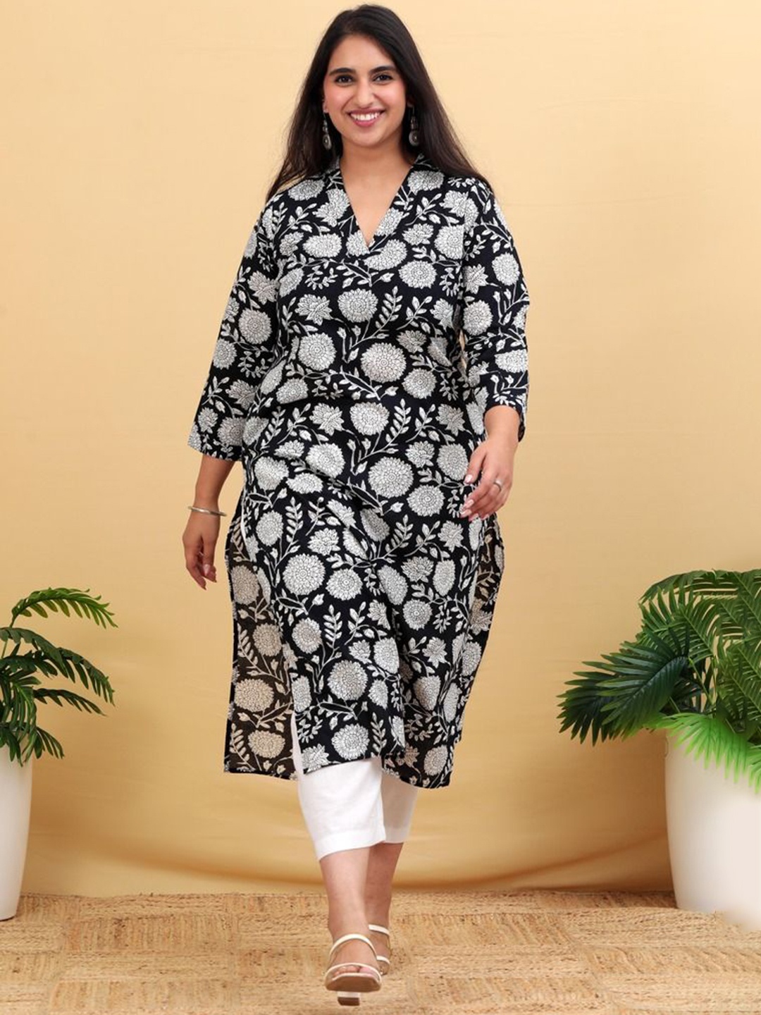 

Amaya Women Floral Printed Sequinned Kurta, Black