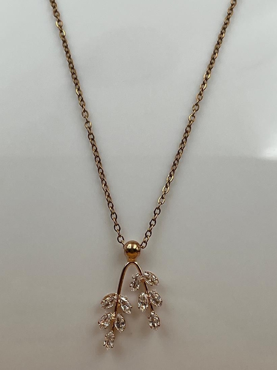 

DRAMATIC EFFECT Gold-Plated Contemporary Pendants with Chains