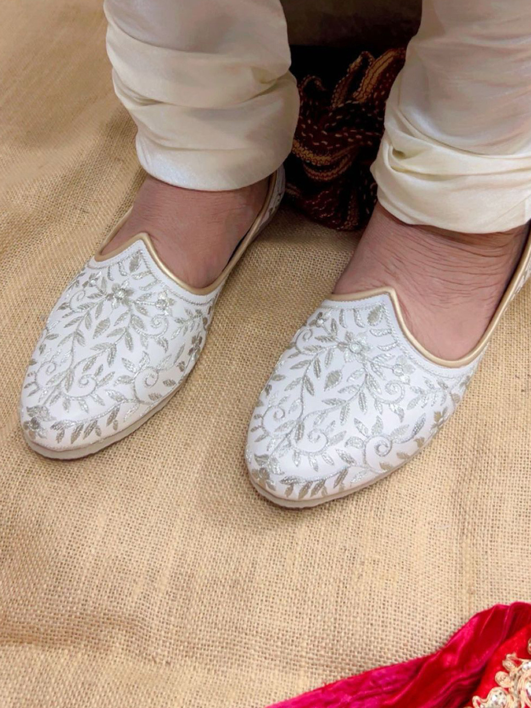 DESI COLOUR Men Embroidered Slip-On Ethnic Mojaris