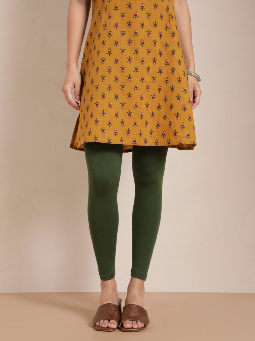 TWIN BIRDS Women Olive Green Solid Tailored-Fit Ankle-Length Leggings