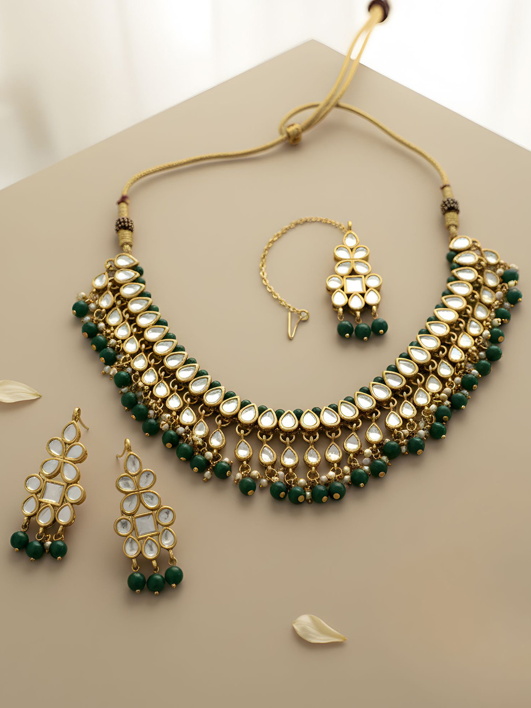 KARATCART Gold-Plated & Green Kundan Studded & Beaded Jewellery Set