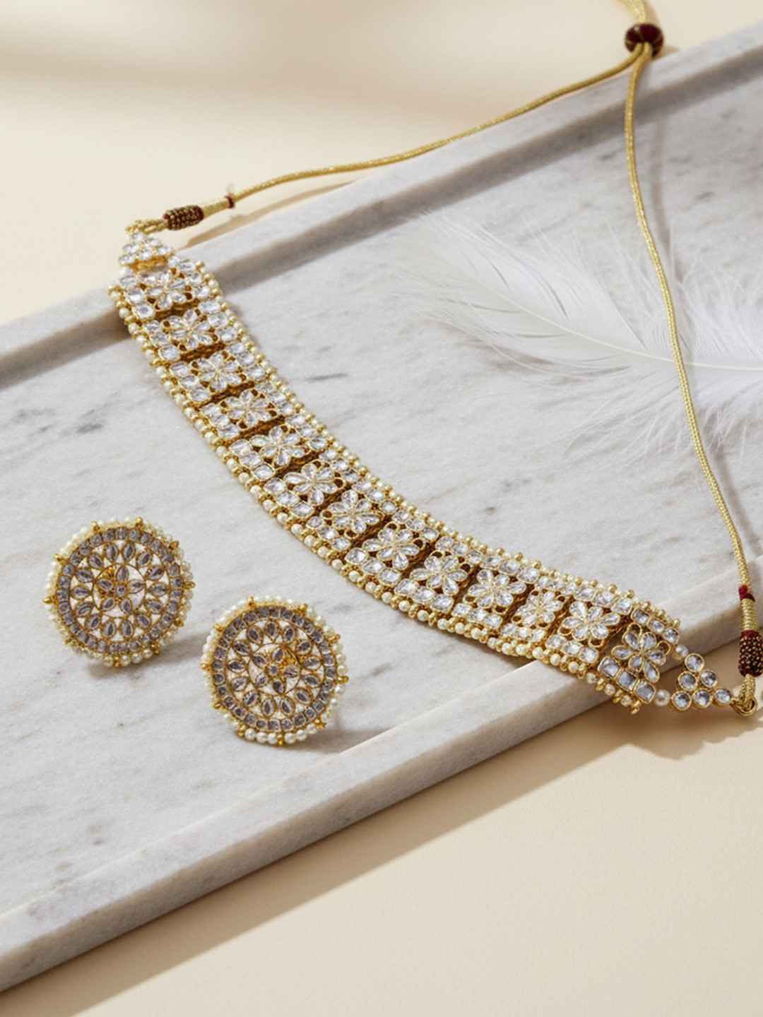 KARATCART Gold-Plated White Kundan-Studded & Beaded Handcrafted Jewellery Set