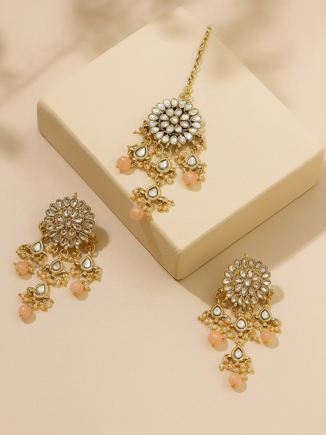 KARATCART Gold-Plated Peach-Coloured Kundan-Studded & Beaded Earrings & Maangtikka Set