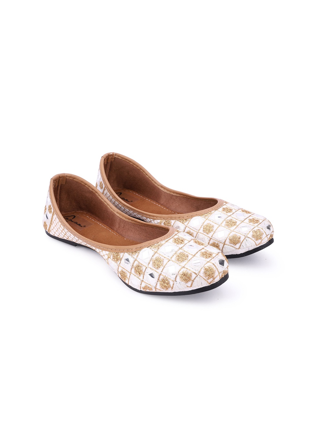 

The Desi Dulhan Women White Embellished Ethnic Mojaris Flats