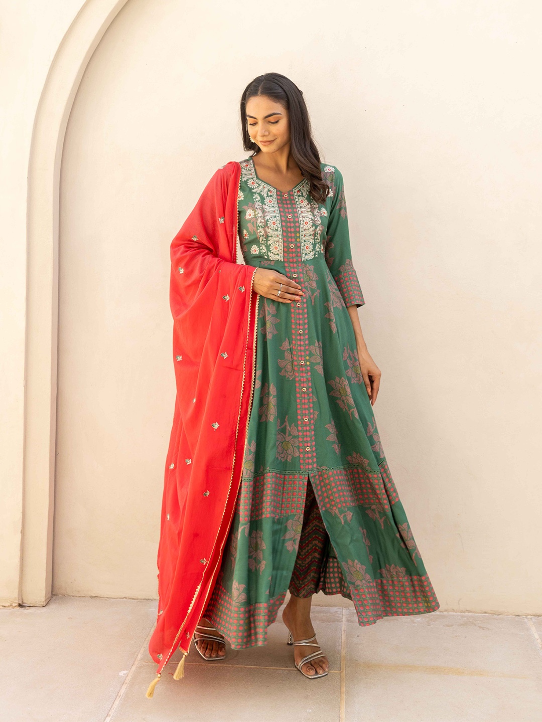 

HERE&NOW Women Embroidered Kurta with Trousers & With Dupatta, Green