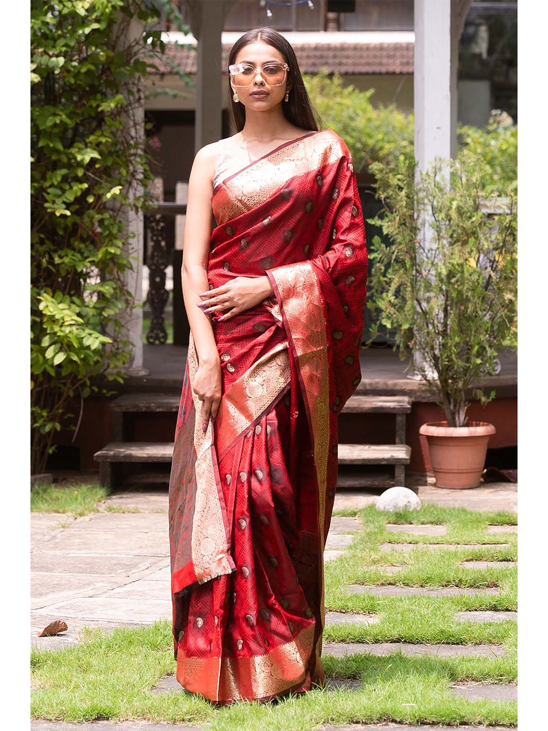 

KARAGIRI Red & Gold-Toned Woven Design Zari Silk Blend Banarasi Saree