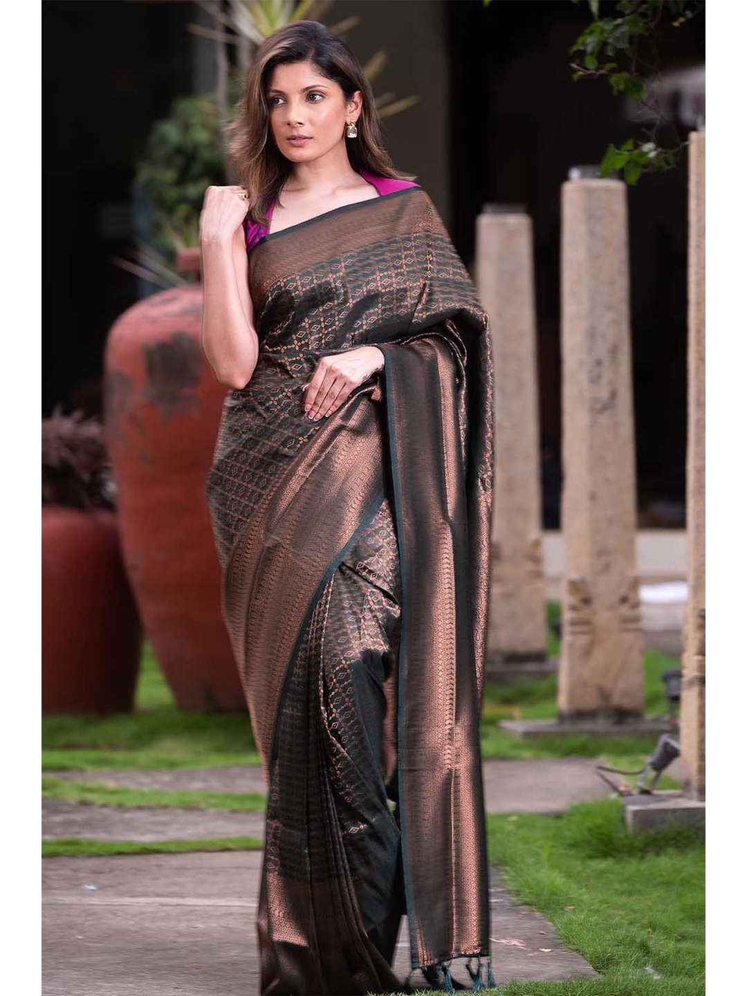 

KARAGIRI Black & Copper-Toned Woven Design Zari Silk Blend Banarasi Saree