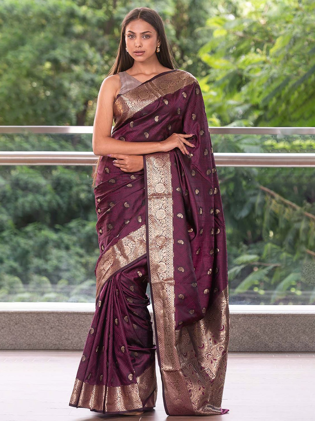 

KARAGIRI Purple & Gold-Toned Woven Design Zari Silk Blend Kanjeevaram Saree