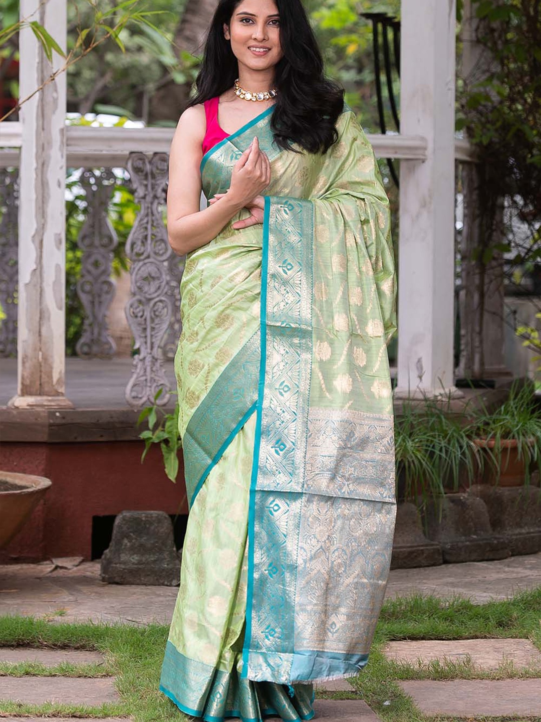 

KARAGIRI Green & Gold-Toned Floral Zari Banarasi Saree