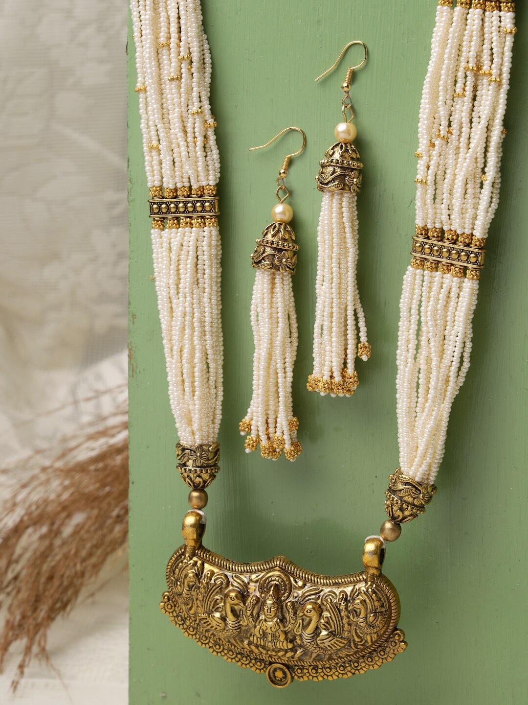 

Moedbuille Oxidised Gold-Plated White Beaded Jewellery Set