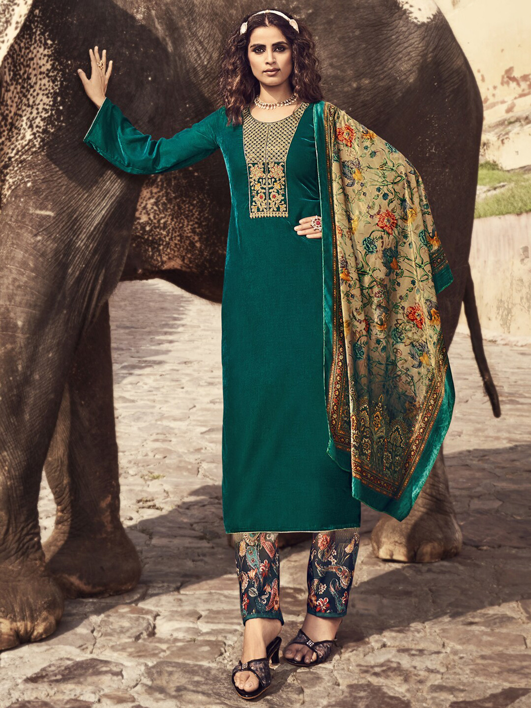 

Stylee LIFESTYLE Green & Cream-Coloured Embroidered Velvet Unstitched Dress Material