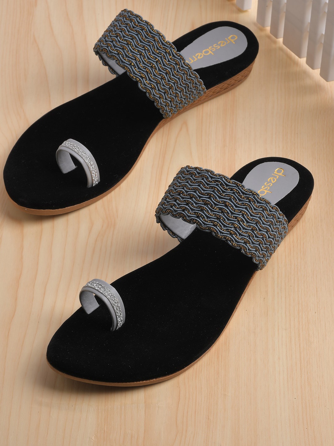 

DressBerry Women Grey Ethnic One Toe Flats