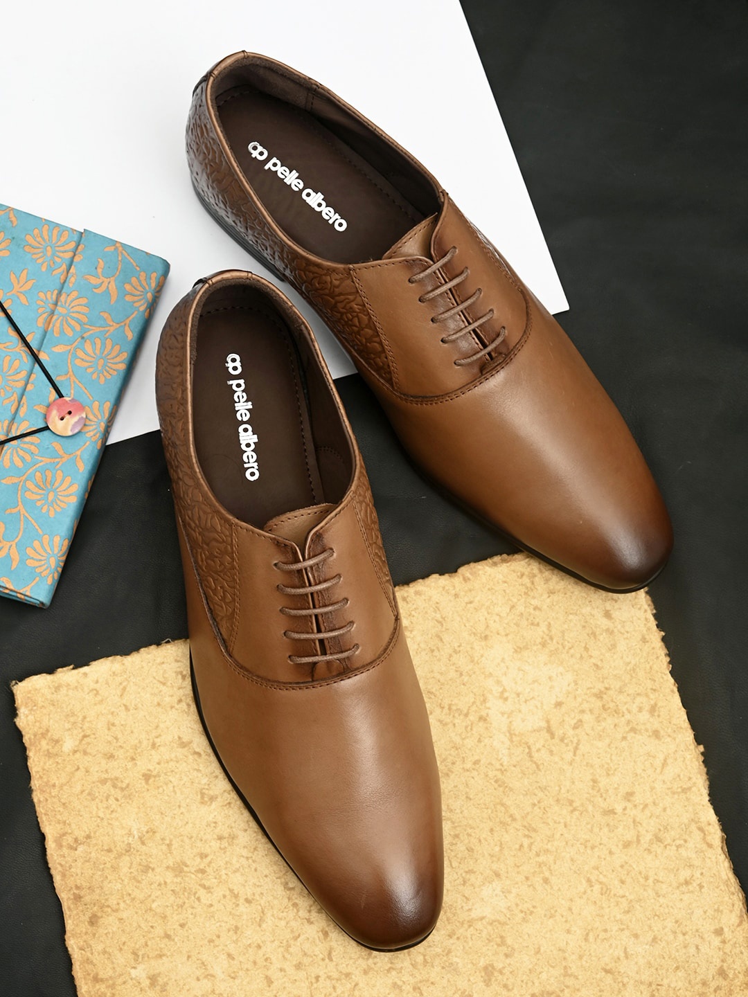 

pelle albero Men Tan Textured Formal Derbys