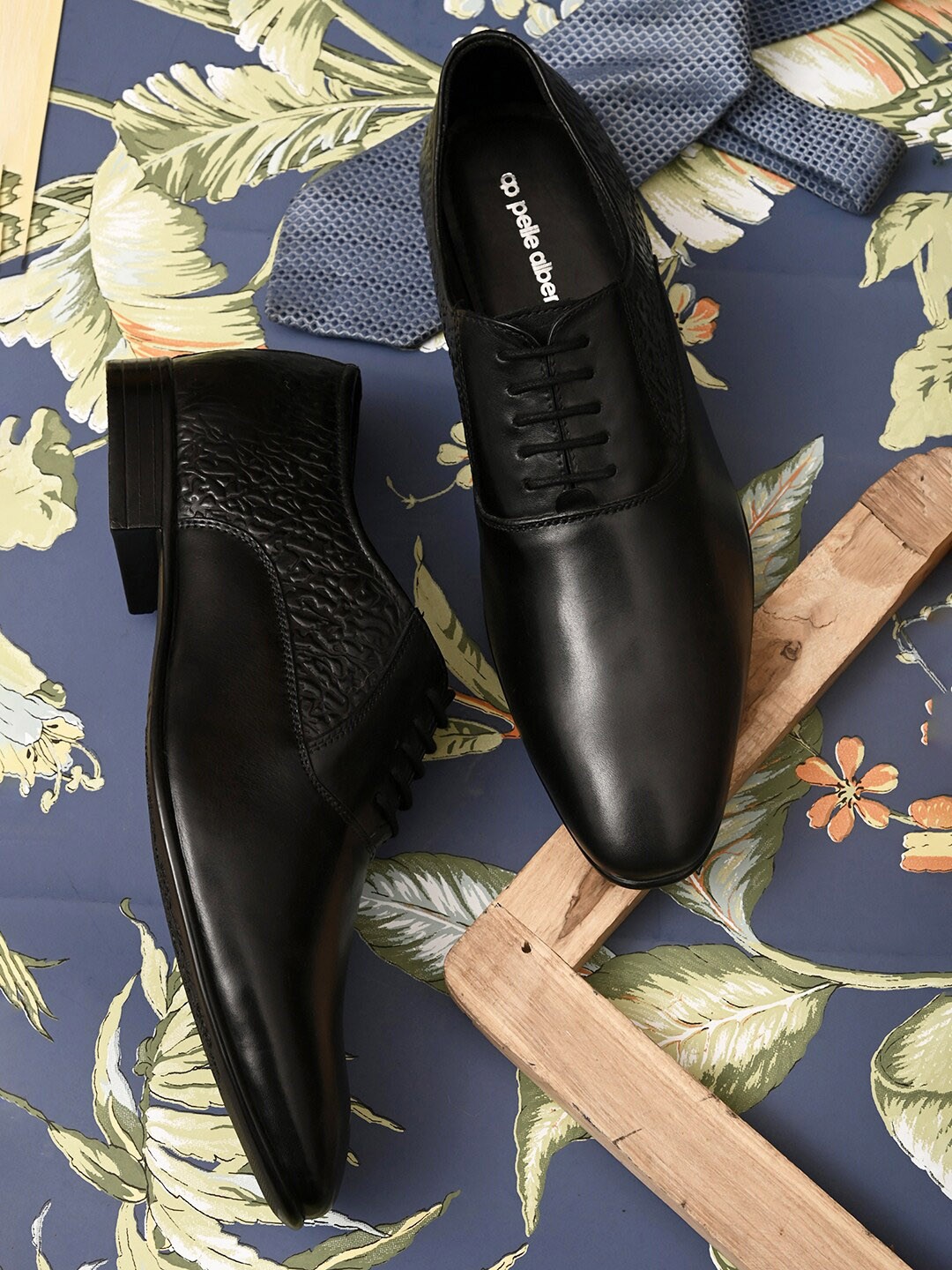 

pelle albero Men Black Solid Leather Formal Oxfords