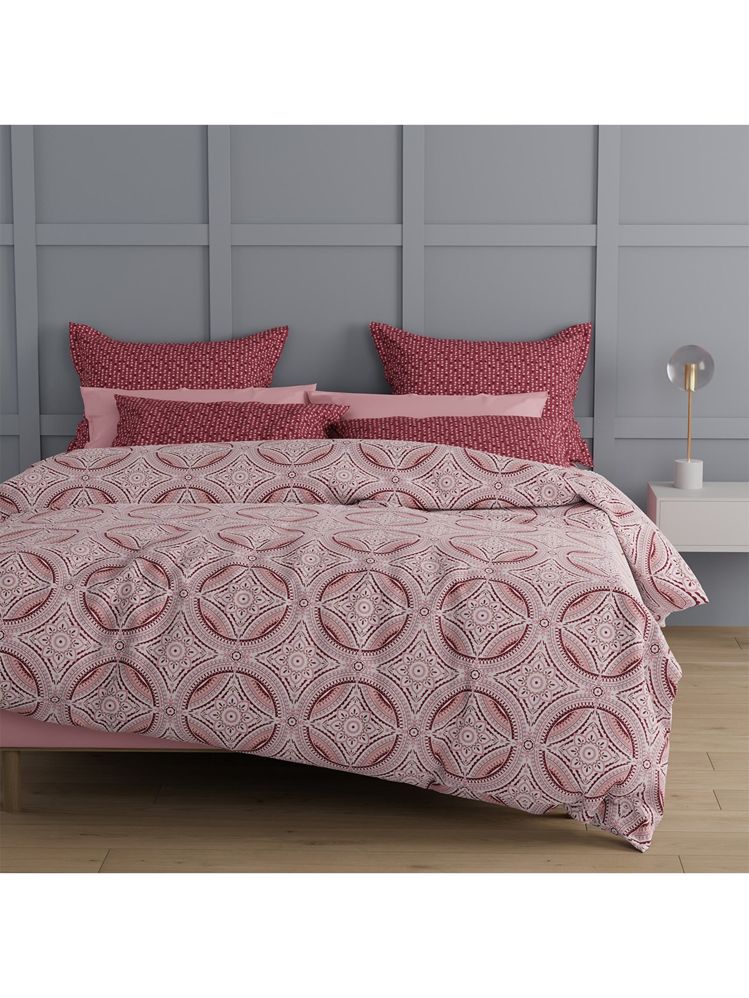 

Trident Pink & White Floral 144 TC King Bedsheet with 2 Pillow Covers