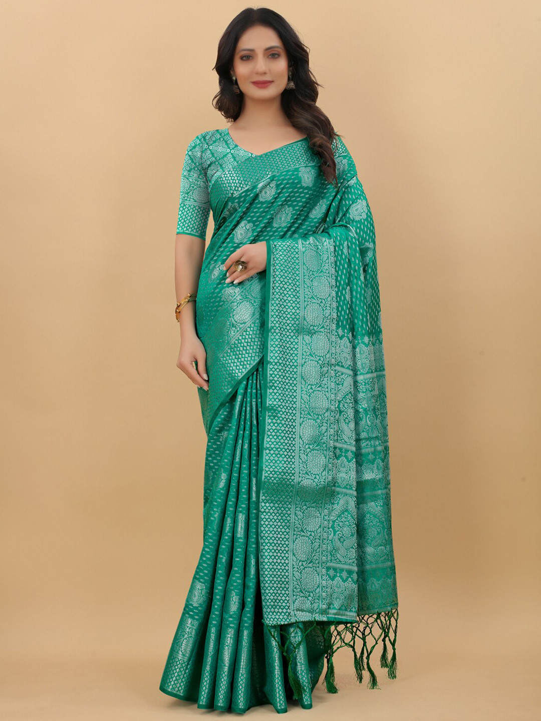 

LINARO LIFESTYLES Blue & Silver-Toned Floral Zari Pure Silk Banarasi Saree