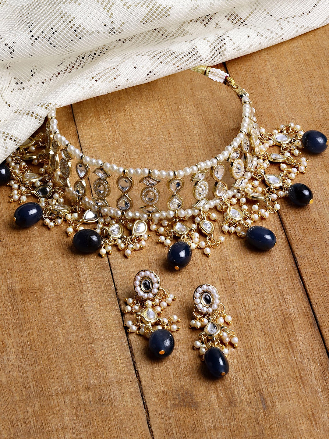 

KARATCART Gold-Plated Blue & White Kundan Studded & Beaded Jewellery Set