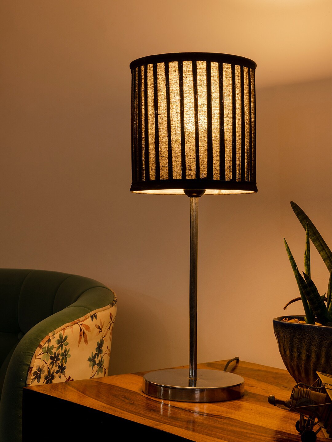 

green girgit Black Solid Metal Table Lamp