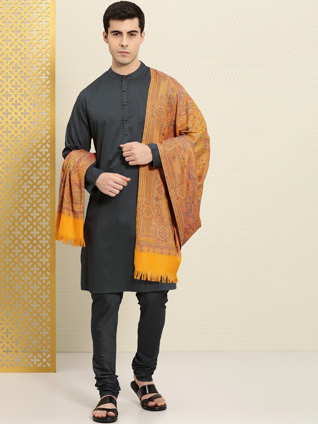 

House of Pataudi Men Pure Cotton Kurta with Pyjama & Shawl, Charcoal