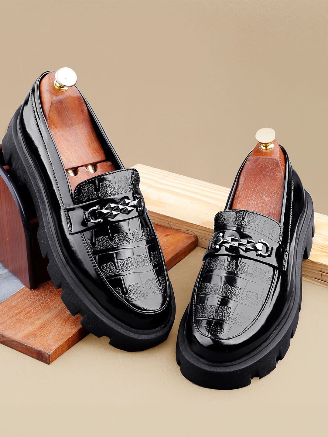 Bxxy Men Textured Heeled Horsebit Loafers