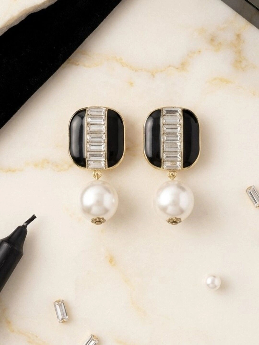 

DressBerry Black & White Contemporary Studs Earrings