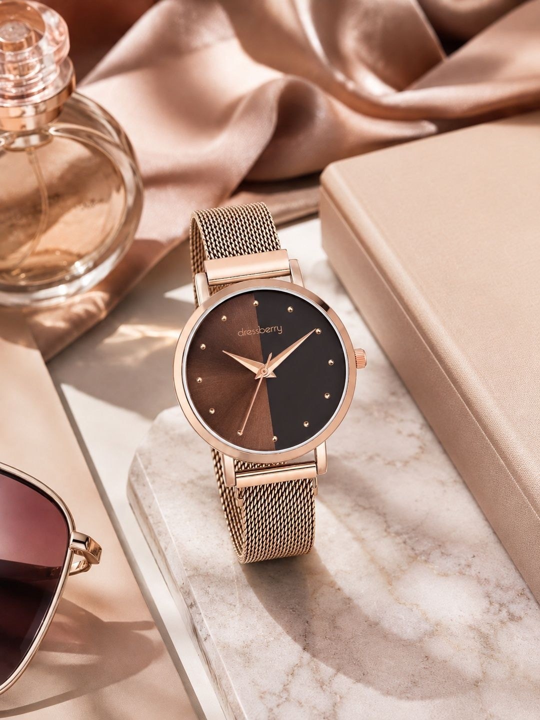 DressBerry Women Black Dial & Rose Gold-Plated Bracelet Style Straps Analogue Watch HOBDB-103-BK