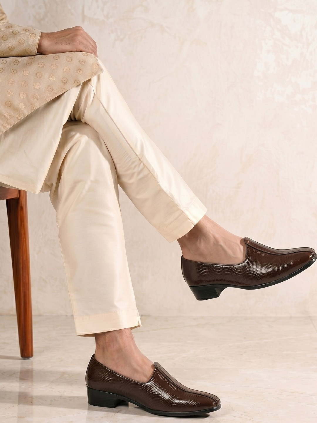 Bxxy Men Textured Heeled Mojaris