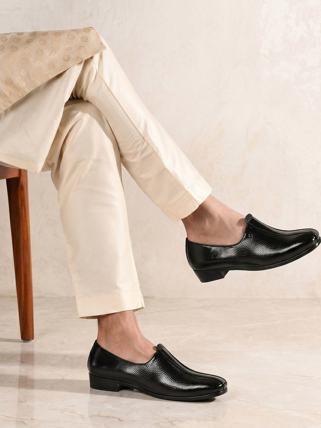 Bxxy Men Textured Heeled Mojaris