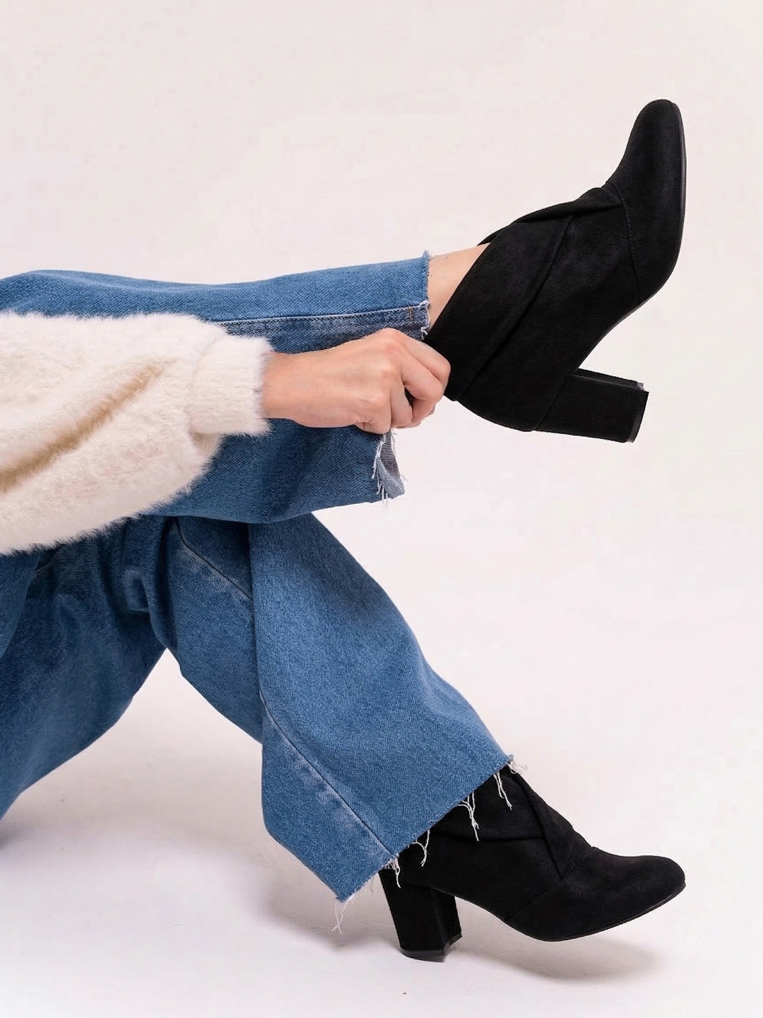 LEMON & PEPPER Women Black Solid Heeled Boots