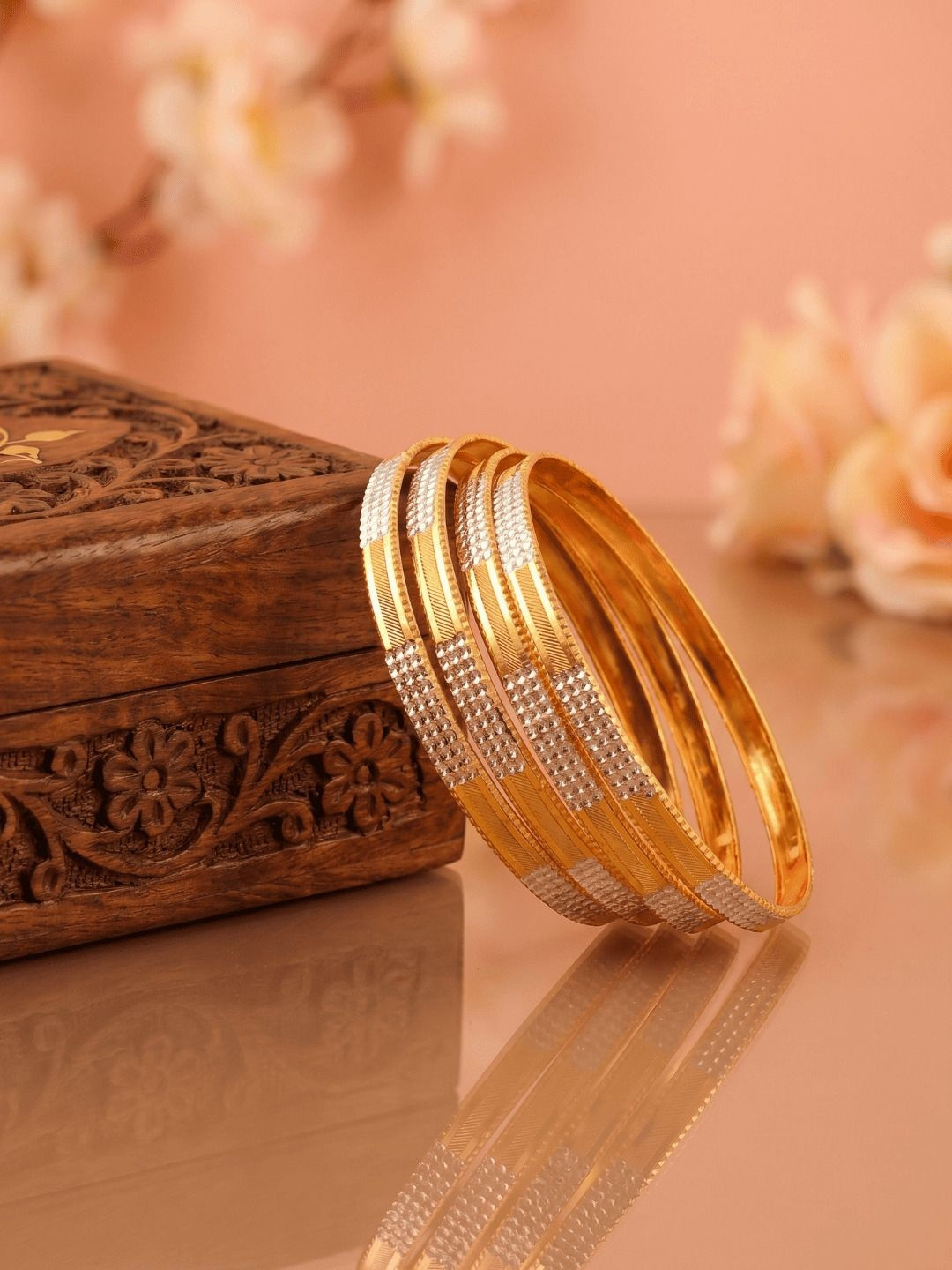 Jewar Mandi Set of 4 Gold-Plated Dual-Toned Bangle
